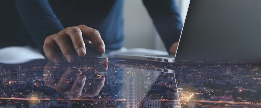 bilişim hukuku masada bilgisayar